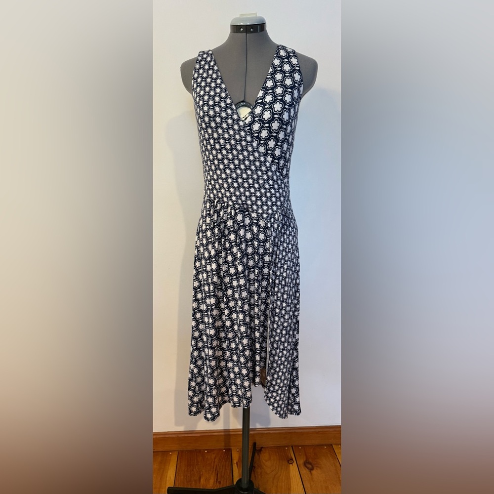 Navy blue and white floral print wrap summer dress with V-neckline. Boden